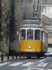 le tram 28 montant Arco Grande de Cima, le long du musee St Vicente de Fora